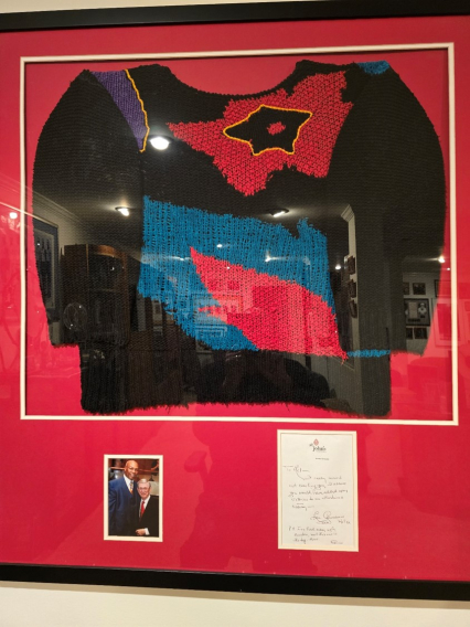 Lo storico maglione variopinto indossato sempre da coach Lou Carnesecca (fonte MelDavis)