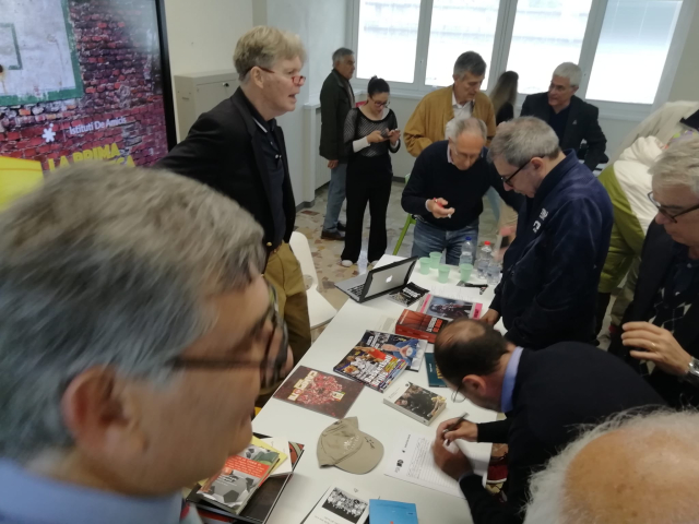Terminata la presentazione, arrivano altri volumi donati alla Biblioteca del Basket Milano direttamente dagli autori o dai rappresentanti delle Istituzioni cestistiche milanesi. (foto MDB-MI)