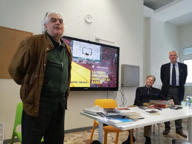 Intervento del nostro Alberto Figliolia alla presentazione della 'Biblioteca del Basket-Milano' presso la sede degli Istituti DeAmicis di Via Lamarmora 34 a Milano; in ascolto sullo sfondo Art Kenney e Giorgio Papetti, presidente del Museo del Basket-Milano (foto MDB-MI)