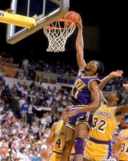 Thurl Bailey al tiro contro i Los Angeles Lakers di Magic Johnson