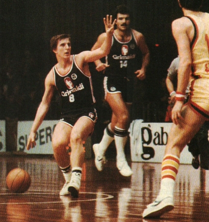 Maurizio Benatti in regia al Pianella di Cucciago contro la Gabetti il 24/10/1979; sullo sfondo Romeo Sacchetti