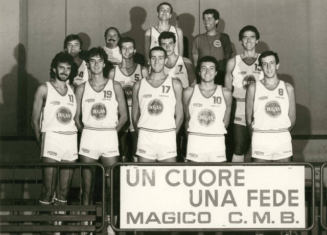 C.M.B. Rho stagione 1985/86 griffato Supermercati Dugan: Totò Rodà (4), Chiapparini (5), Pigliafreddo (8), Crespi (10), Mangiacavalli (11), Paolo Bianchi (13), Stizzoli (15), Lo Duca (17);  Allenatore Dante Gurioli, trainer Natale Redaelli
