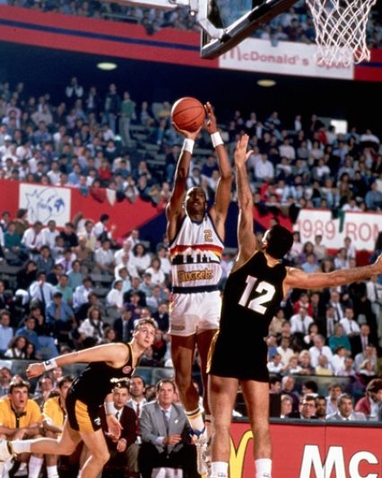 Alex English (Denver) al tiro contrastato da Zoran Savic (Jugoplastika) nella finale del McDonald's Open 1989 a Roma (foto da nba.com)