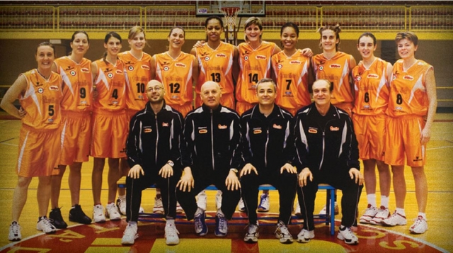 Famila Schio - campione d'Italia 2004/05 con coach Fabio Fossati; la formazione: Arnetoli, Caracciolo, Caselin, Cintia dos Santos, Consolini, Donaphin, Marcato, Masciadri, Moro, Pozzan, Rezoagli, Taylor. (foto familabasket.it)