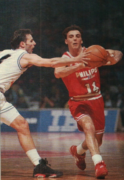 Montecchi contro Djordjevic nella semifinale di Eurocup 1992 a Istanbul contro il Partizan; dopo qualche mese saranno compagni di squadra