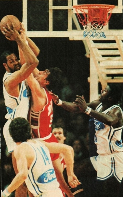 Ferracini contrasta Bryant a rimbalzo nella finale di Coppa Campioni a Grenoble il 24 marzo 1983