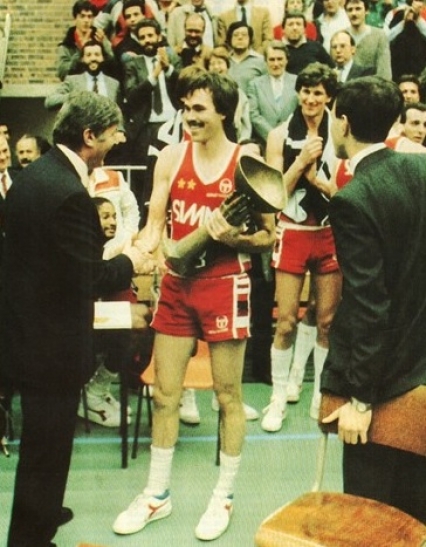 Mike D'Antoni riceve la Coppa Korac dopo aver battuto 91-78 la CiaoCrem Varese a Bruxelles il 21 marzo 1985
