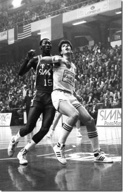 Cedric Henderson a rimbalzo in attacco contro Drazen Petrovic nella vittoria 90-66 della Simac sul Cibona Zagabria al Palalido il 19 febbraio 1986 nel girone di semifinale della Coppa Campioni 1985/86. Meno di due mesi dopo, il Cibona si sarebbe laureato campione d'Europa contro lo Zalgiris Kaunas