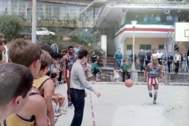L'arbitro Aldo Albanesi e il Globetrotter Fred Neal durante la partita di esibizione tra Ignis e Harlem dell'8 luglio '65 a Comerio