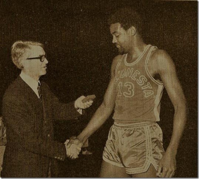 Joe Isaac riceve la medaglia d’Oro quale miglior realizzatore dei tiri liberi del campionato 1968-69