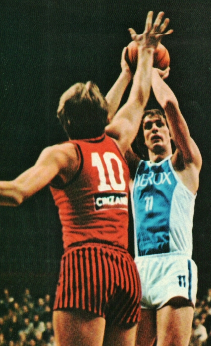 Chuck Jura in un derby del 1977/78
