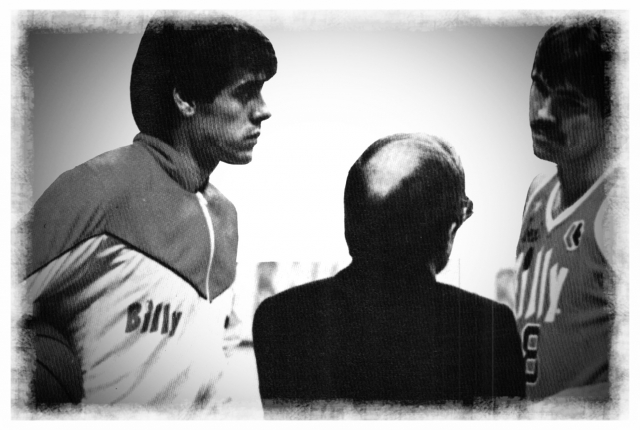 Marco Lamperti ascolta i consigli di Dan Peterson e Mike D'Antoni, nella stagione 1981/82