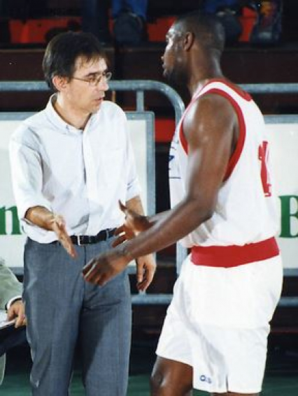 Coach Marco Crespi accoglie in panchina DeMarco Johnson (Foto Giulio Ciamillo per Federazione Italiana Pallacanestro)