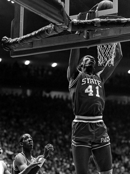 Thurl Bayley schiaccia durante la Finale NCAA 1983 vinta da NC State contro Houston; lo osserva l'ex-milanese Cozell McQueen (foto sito personale di Bailey)