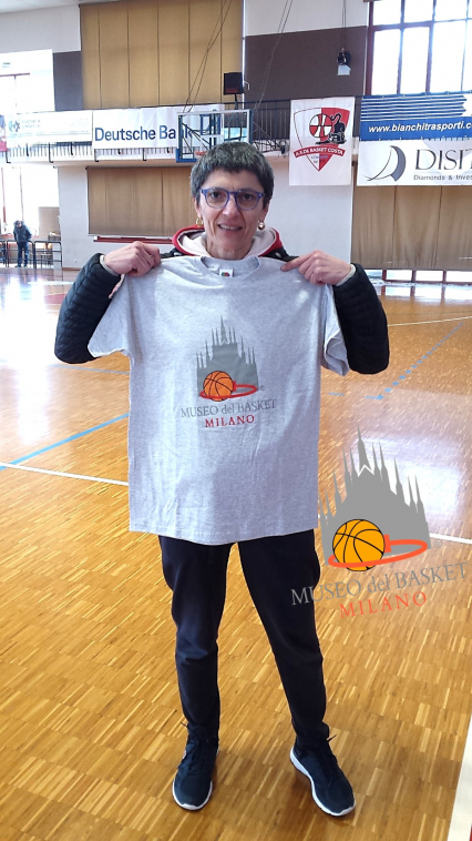 Nadia Raimondi, ora apprezzata istruttrice di settore giovanile, posa con la t-shirt del Museodelbasket-Milano (foto MDB-MI)