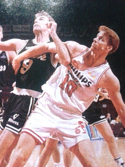 Johnny Rogers in azione contro Bob Dalla Vecchia della Virtus Bologna al Forum di Assago (Sesta di campionato, 20/10/1991)
