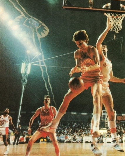 Schoene a rimbalzo in Gara-1 della Finale Scudetto 1985 al PalaTenda contro la Scavolini Pesaro; sullo sfondo Costa, D'Antoni e Fredrick