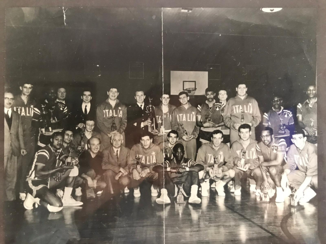 Foto di Gruppo delle Nazionali Italiana e USA dopo la finale del Torneo Shape 1965 a Parigi. (per gentile concessione della famiglia di Mario Napolitano)
