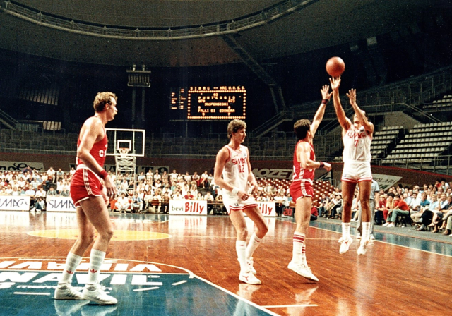 Marco Lamperti al tiro durante un'amichevole giocata al Palasport di S.Siro nel 1983 contro la Nazionale Sovietica. Si riconoscono da sinistra Belostenny, Vittorio Gallinari e Chomicius. (foto Campeggi per gentile concessione della Famiglia Casalini)   