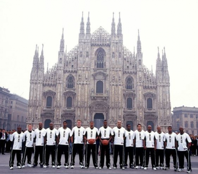 I S.Antonio Spurs schierati in Piazza Duomo alla presentazione del McDonald's Open 1999