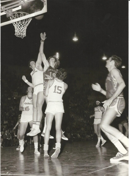 Una fase d'azione a rimbalzo nella finale tra Simmenthal e Gillette