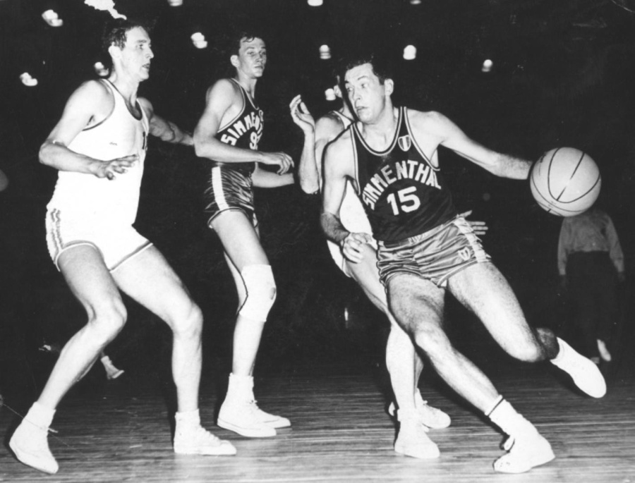 Bill Bradley in azione in Coppa Campioni 1966