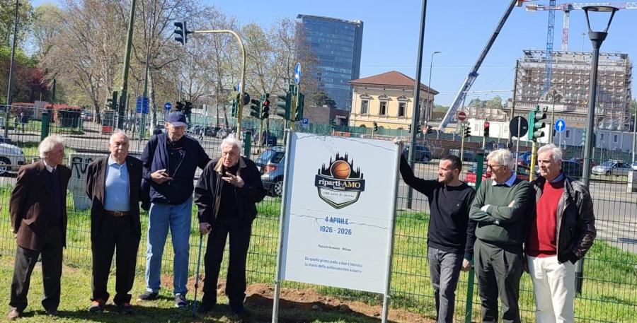 Stele in ricordo della Prima partita della Nazionale Maschile posta in Piazzale Accursio il 4 aprile 2026. Da sinistra lo storico Barbalinardo, il Presidente Onorario FIP Fausto Maifredi, Arturo Kenney, coach Sandro Gamba, l'assessore Zambelli di Municipio 8 Milano, Pierluigi Marzorati e Giorgio Papetti (foto MDB-MI)
