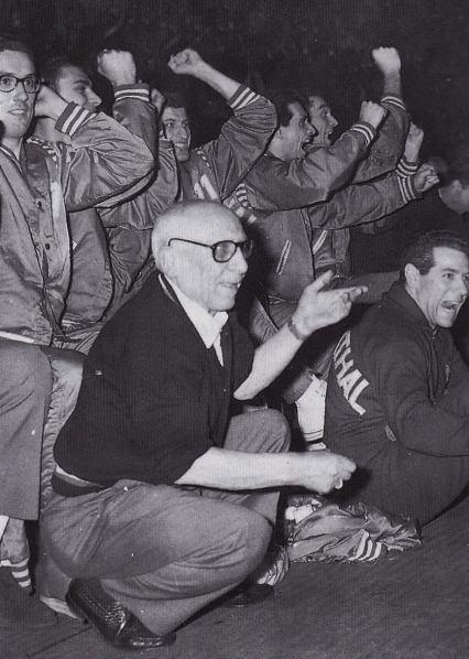 Il signor Bassi esulta in compagnia di Angelo Cattaneo, di Pieri e del resto del Simmenthal