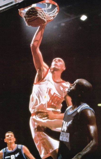 28 ottobre 1995. Cantarello in Stefanel Milano - Teorema Ambrosiana (93-75) con avversari José Vargas e Beppe Bosa