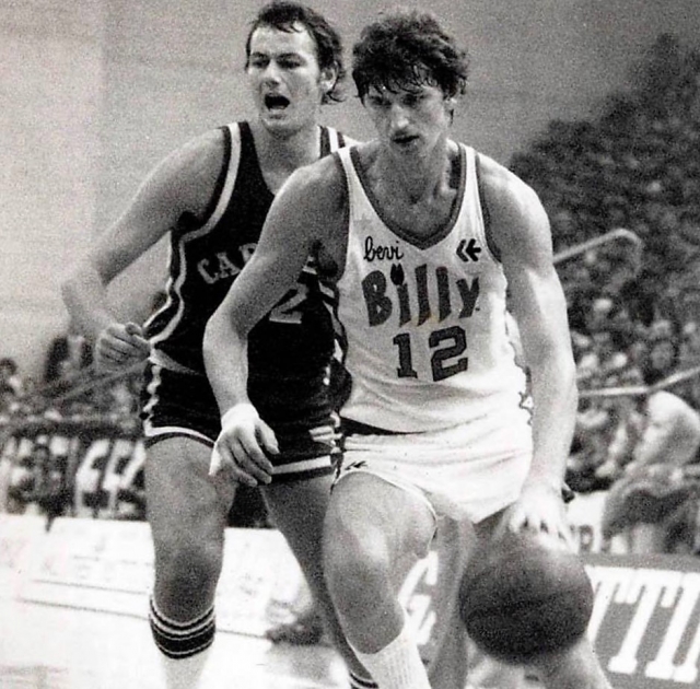 Stagione 1981/82: Vittorio Gallinari (12) supera Silvestrin in occasione della partita Carrera Reyer Venezia - Billy Milano.