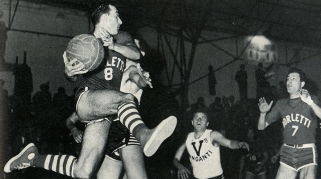 Gamba in terzo tempo. Si riconosce anche Stefanini nella foto.