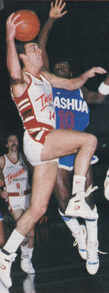 Piero Montecchi in entrata contro il Nashua Den Bosch nei quarti di finale della Coppa Campioni il 10 dicembre 1987; segnò 24 punti nella vittoria 96-92 al PalaTrussardi  