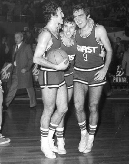 Al termine incontro vittorioso della Forst Cantù, si abbracciano, da sinistra, Carlo Recalcati, Pierluigi Marzorati e Antonio Farina.